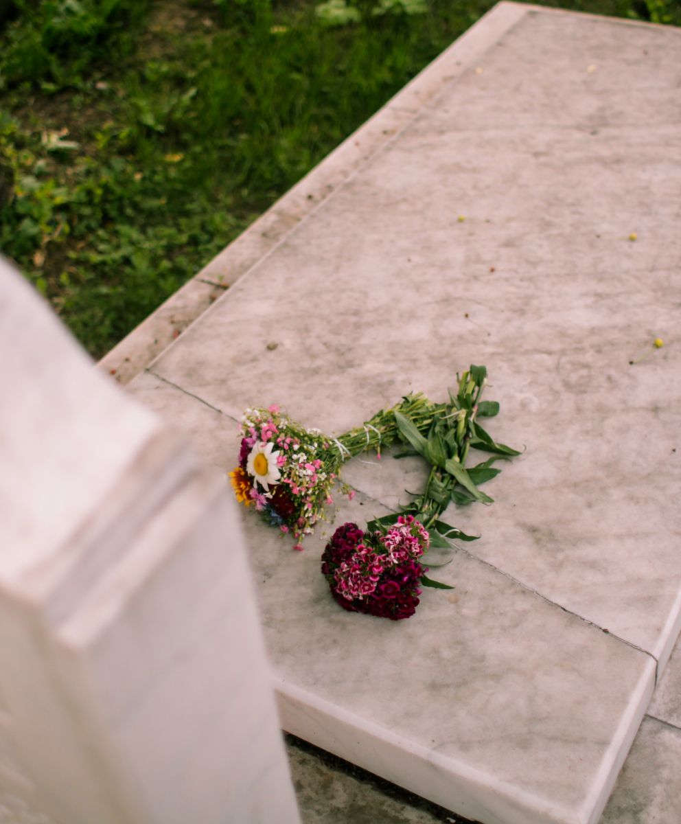 Heller Grabstein von oben fotografiert